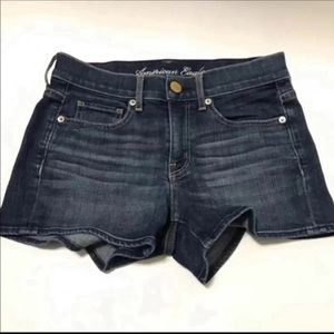 American Eagle shorts size 2 stretch
Blue jean shorts